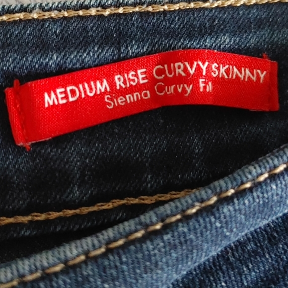 *SOLD* GUESS Jeans - Picture 3 of 6